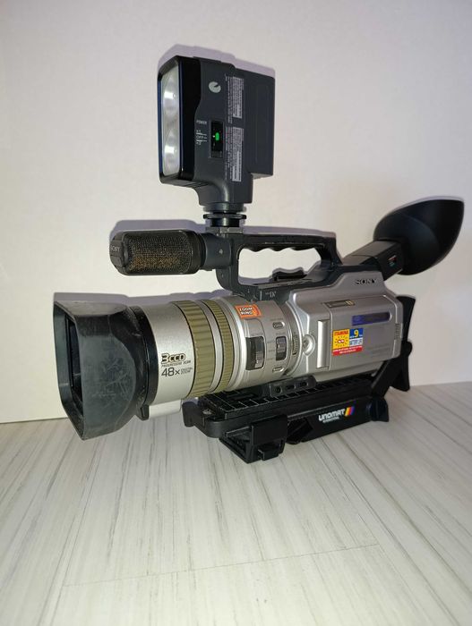 Професионална видеокамера sony 2000
