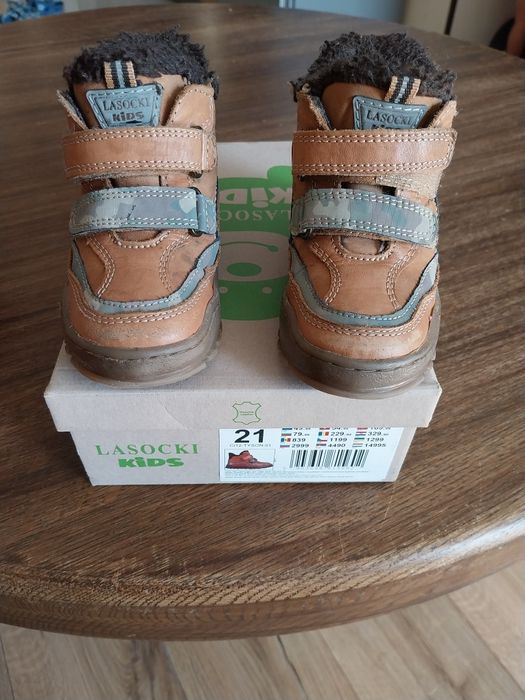 Различни детски обувки с топла подплата.