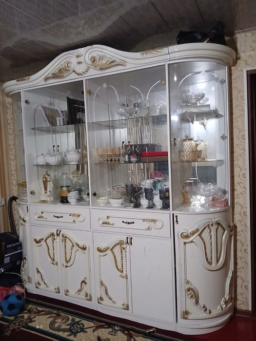 Продам хороший сервант