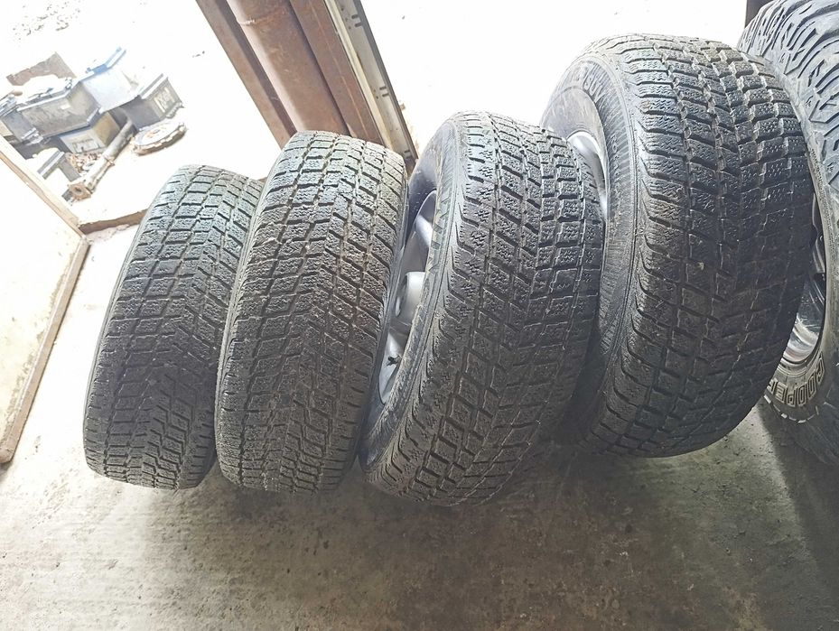 200EUR.Продавам комплект гуми с джанти:7J/ET-00/R15/255/70/6x139.7 Намират се в Велико Търново. Телефон за връзка:0879392021