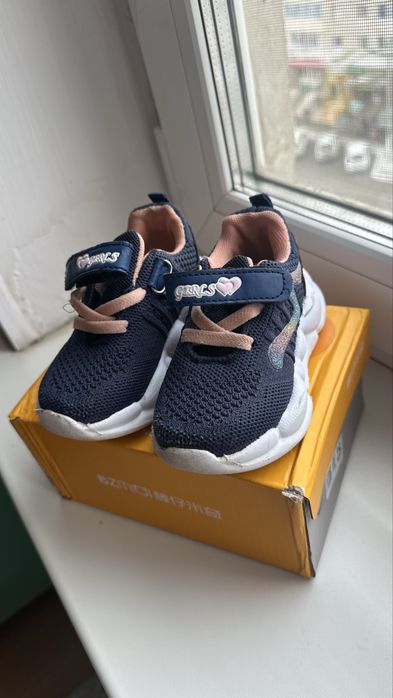 Продам детский кроссовка