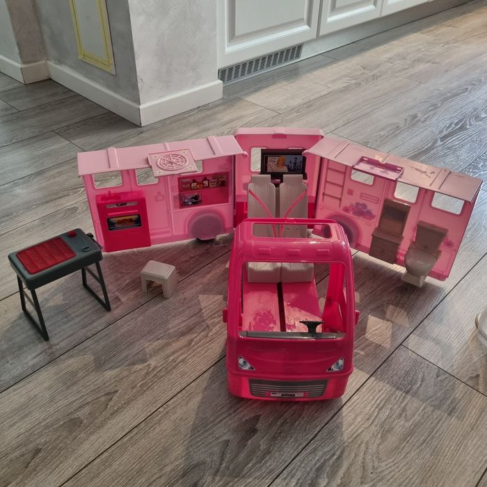 Rulotă de camping pentru păpuși  Barbie