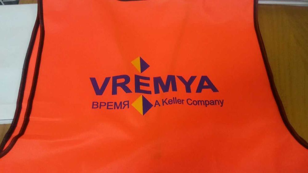 Печать логотипов на спецодежде.