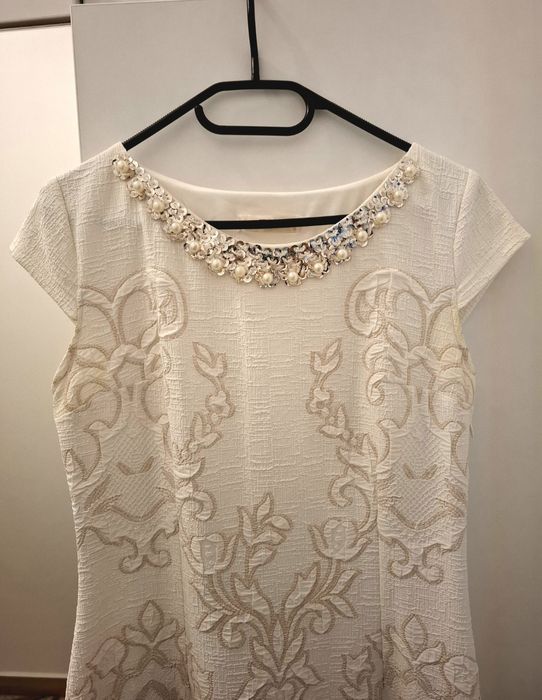 Rochie elegantă alb-crem, de ocazie, cu aplicații și guler decorat, mărimea L