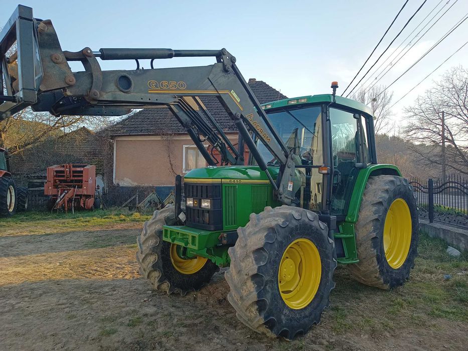 Tractor John Deere cu încărcător frontal