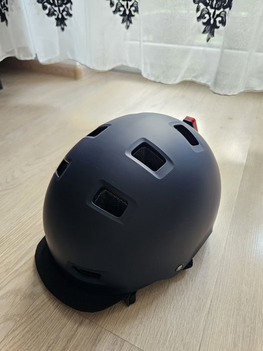 Cască trotineta/bicicleta cu semnalizator inclus, nou