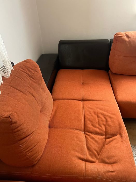 Текстилен диван  с кожени елементи