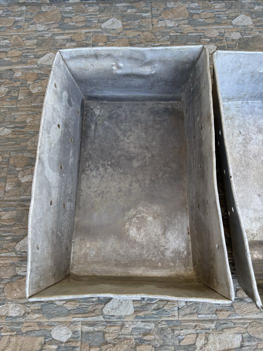 Vând 4 lazi din aluminiu pentru carne,preparate,etc