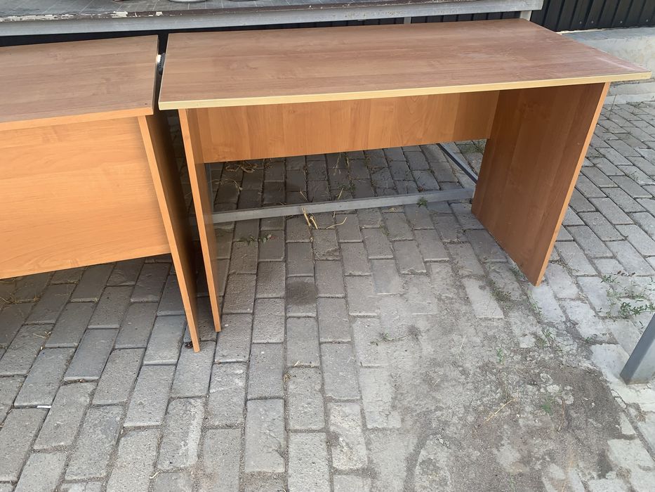 Два стола из твердой древесины