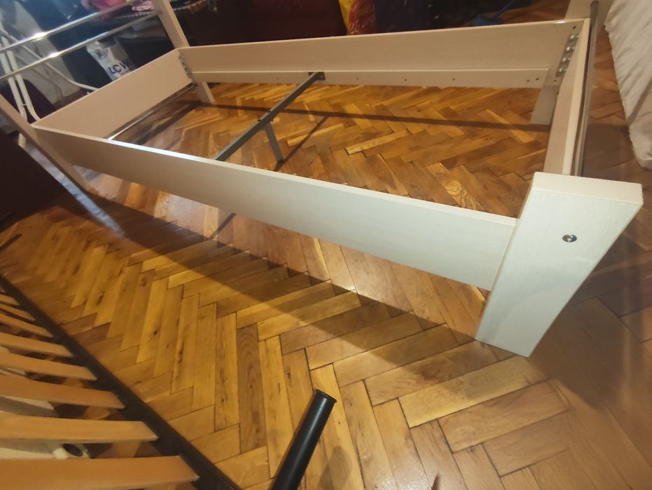 Продавам легло 190/90 см. с подматрачна рамка и латексов матрак