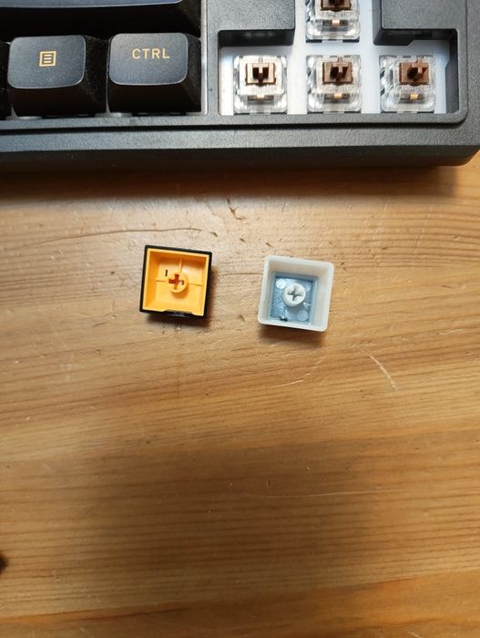 Vând tastatură mecanică hexgears m3 kailh brown + set pudding keycaps