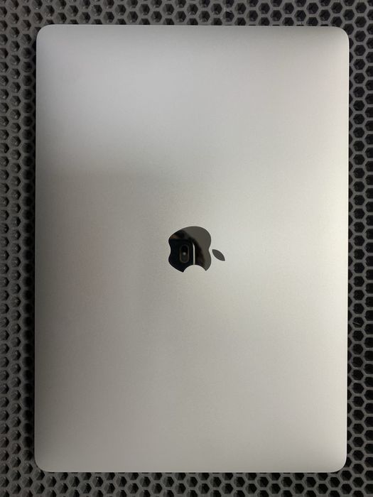 MacBook Air M1. Аккумулятор 93%.