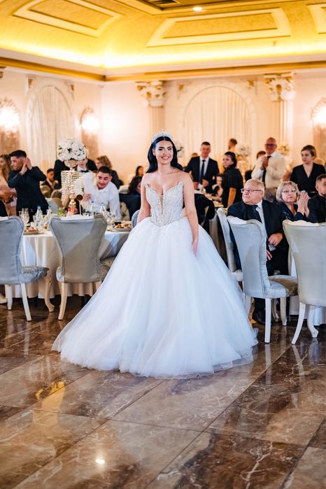Vand rochie de mireasa , stil printesa.