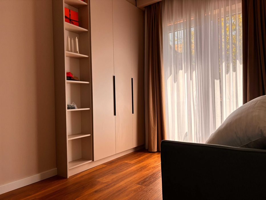 De închiriat casă nouă de locuit cu 3 camere mobilate