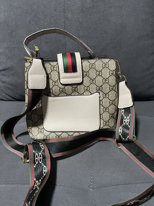Сумка с монограммой,наплминающая Gucci