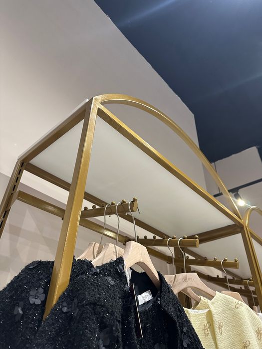 Стеллаж для магазина с вешалками