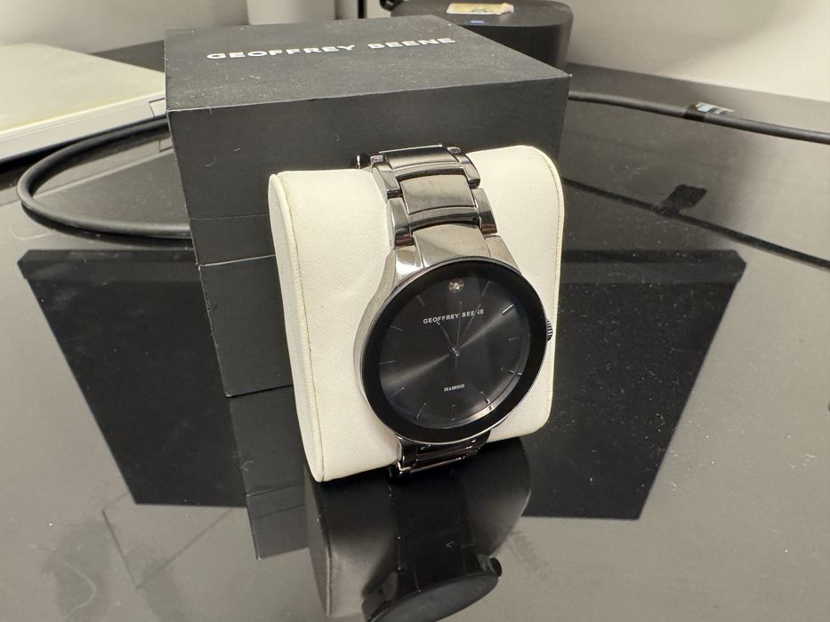 Продавам мъжки часовник Geoffrey Beene с метална каишка