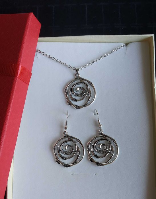 Чисто нов,дамски,, сребърен комплект в подаръчна кутия.