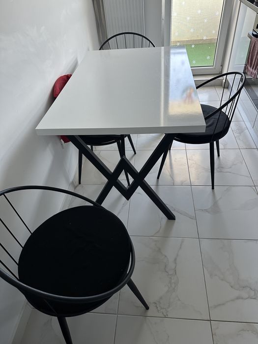 Set deosebit masa + 4 scaune