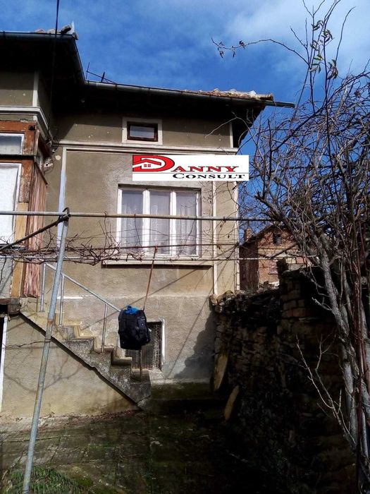 Къща с двор и кладенец за продажба в с. Михалци