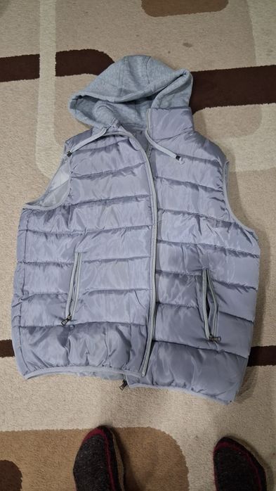Продам жилетку с капюшоном.