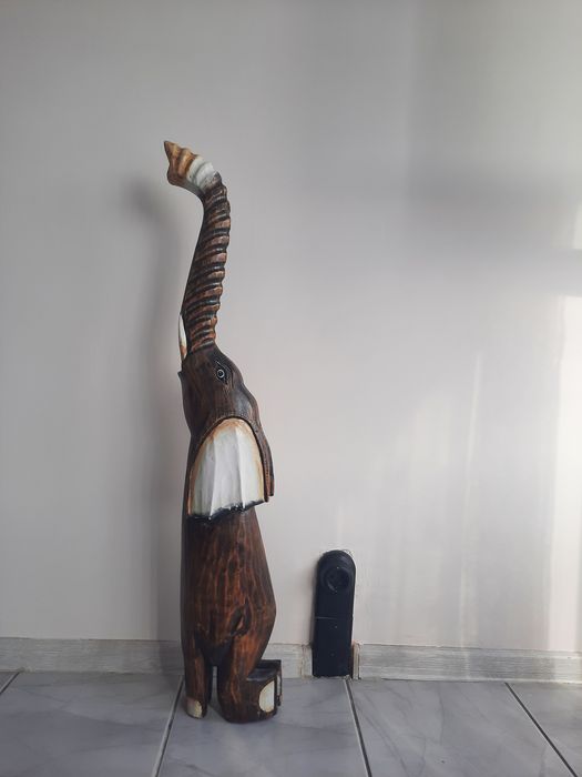 Декоративен дървен слон.