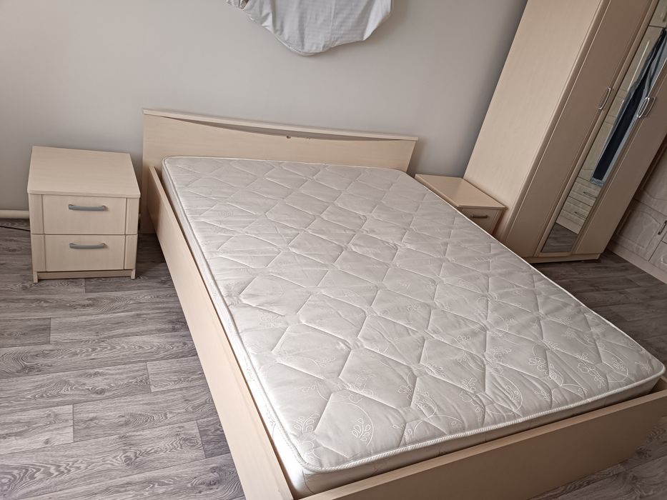 Продам спальный гарнитур