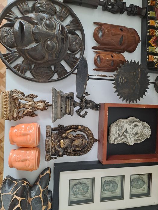 Маски, картини и свещници за декорация