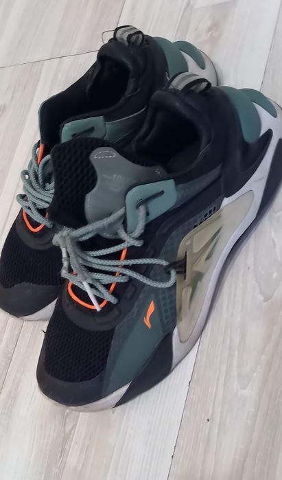 Кроссовки муж. Lining 40 размер