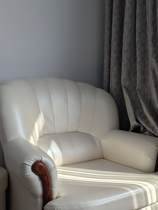 Диван и два кресла.