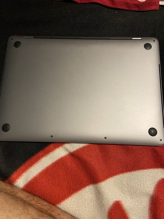 Vand MacBook 13 pro fara nicio problema!