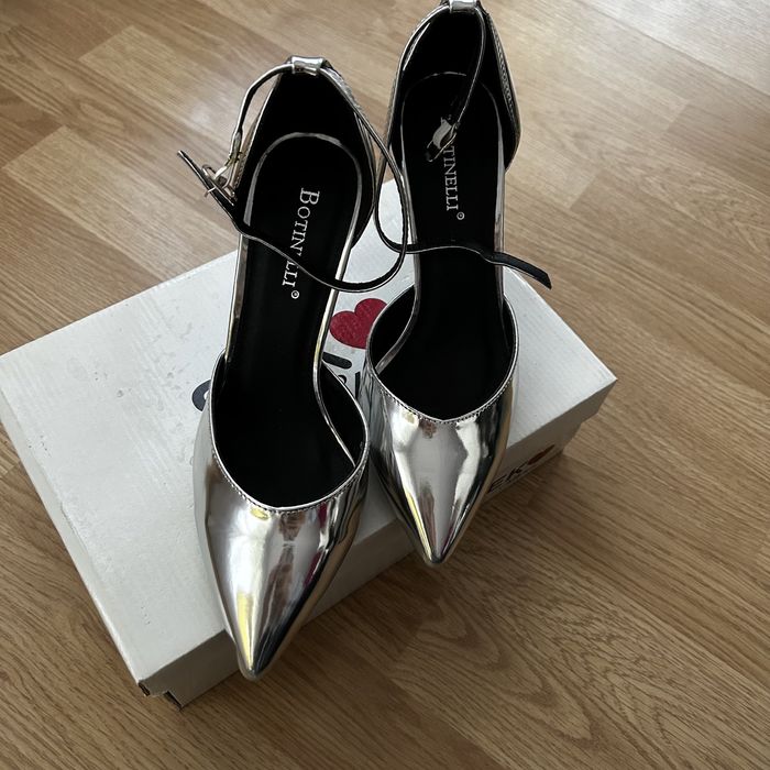 Pantofi argintii cu toc