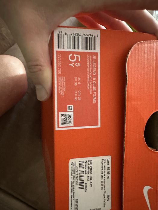 Продавам нови футболни бутонки