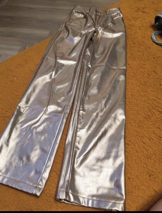 Pantaloni  imitație piele aurii marimea32