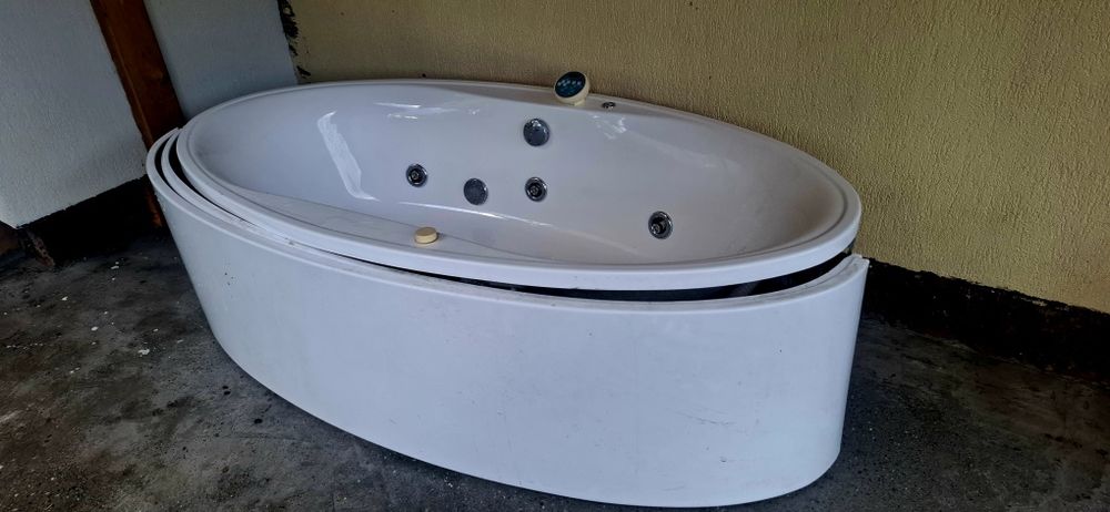 Cada baie cu hidromasaj ovala