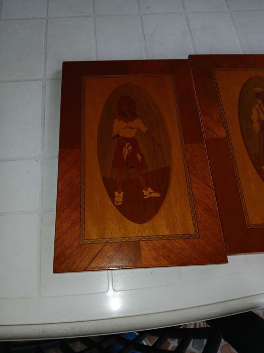 Vand 2 tablouri facute din intarsie de funir de mai multe feluri .
