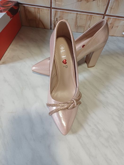 Pantofi cu toc  marime 35 câteva ore purtați.