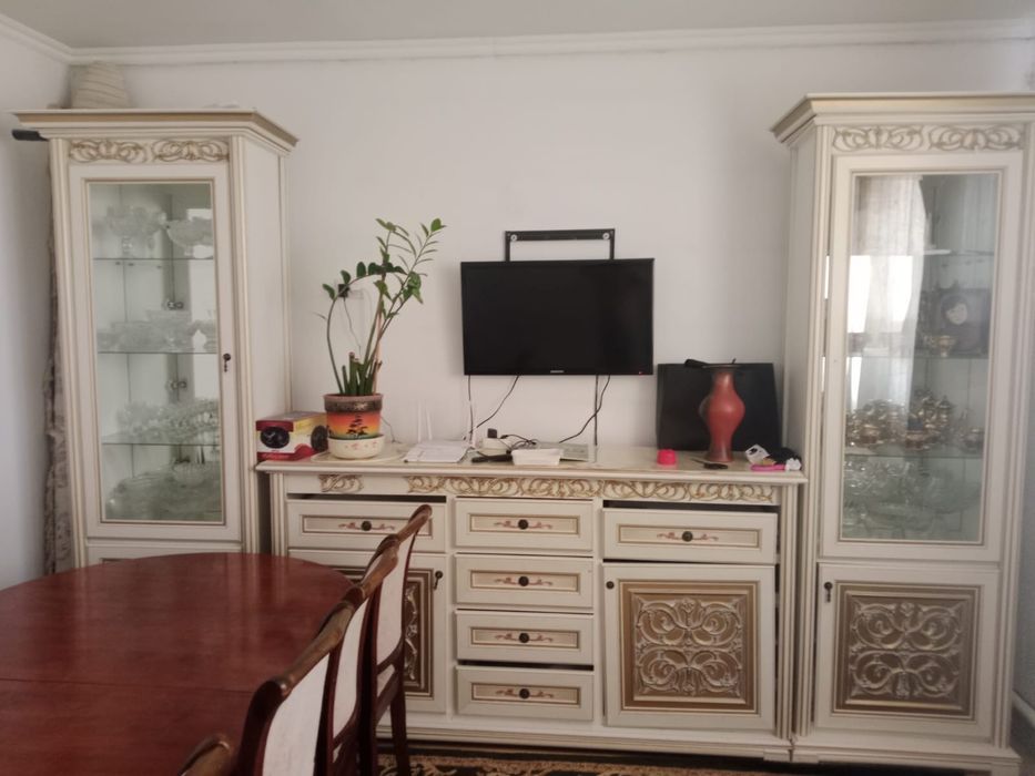 Стол стулья люстра стена шкаф