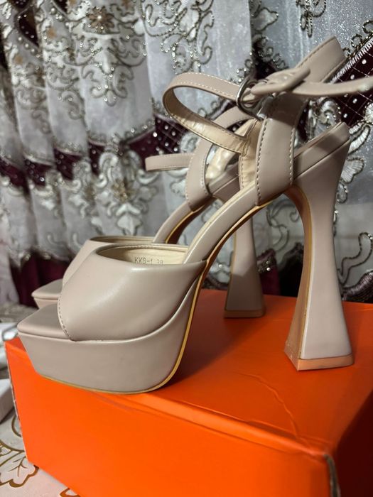 Босоножки размер 38—39 совсем  новые