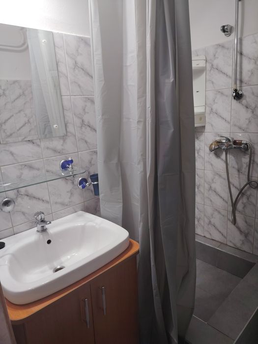 Închiriez garsoniera