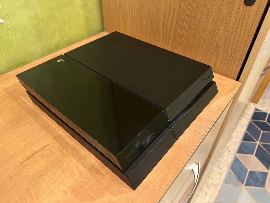 PlayStation 4 (PS4) 500GB + 2 геймпада