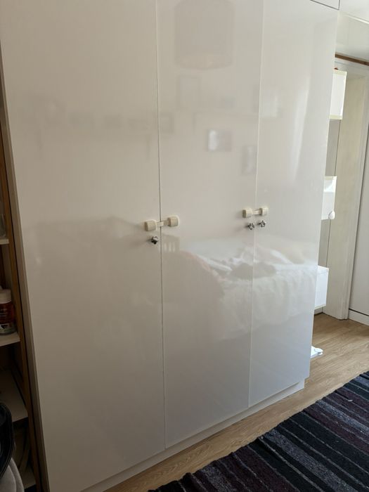 Трикрилен гардероб с надстройка и допълнителен модул