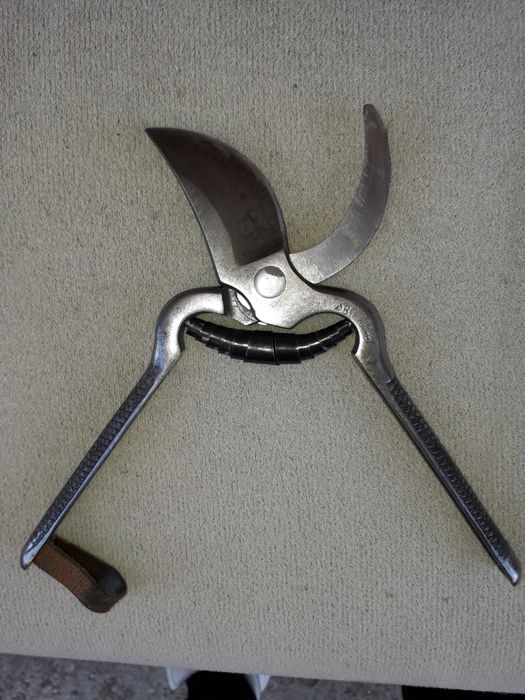 Лозарска ножица производство В.Търново (стар материал)