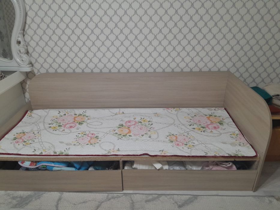 Диван продам, кровать отдам даром