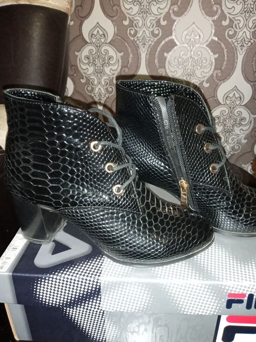 Продаю обувь ,осение батильоны