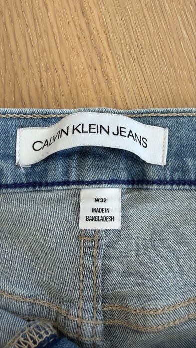 Vand pantaloni scurti de blugi Calvin Klein, marimea 32 (M)