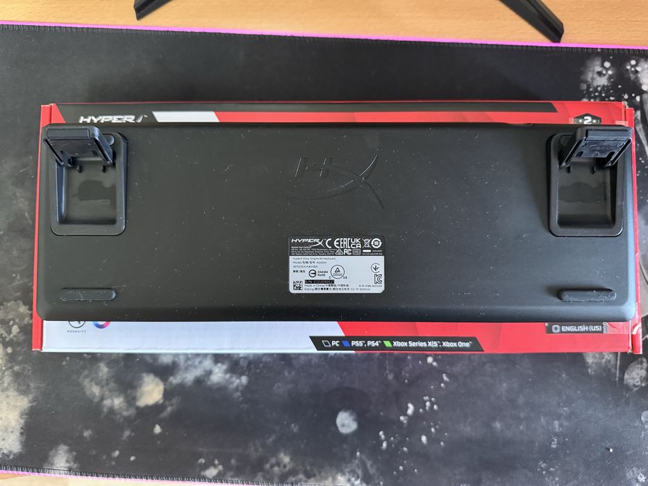 HyperX Alloy Origins 65 със червени суичове