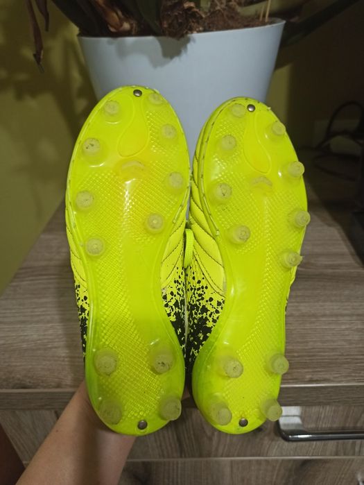 Футбольные бутсы, сороконожки