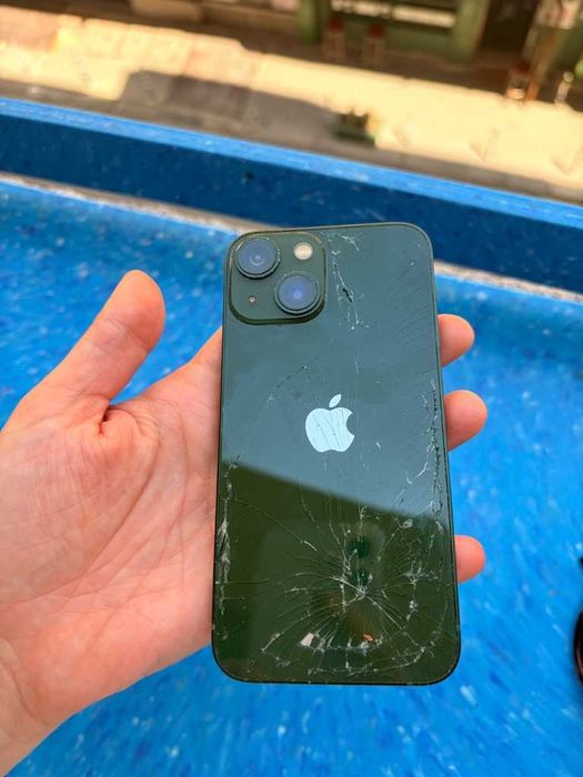 iPhone 13 mini (Green) – Напълно работещ (счупен гръб) / става и за части - 130€ (260 лв.)