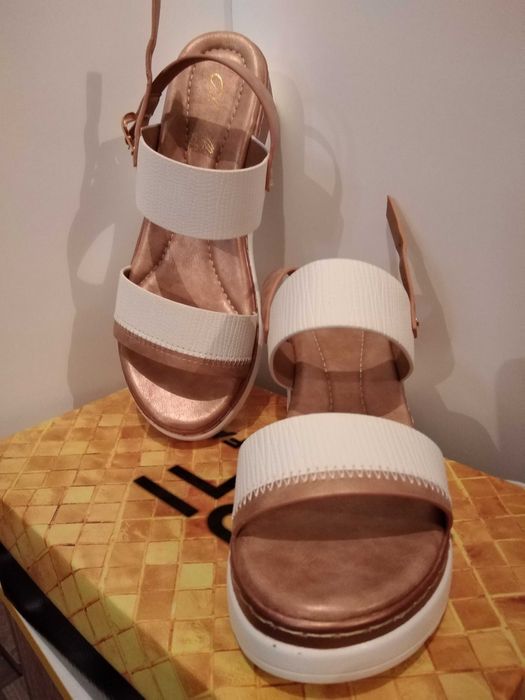 Сандали с платформа